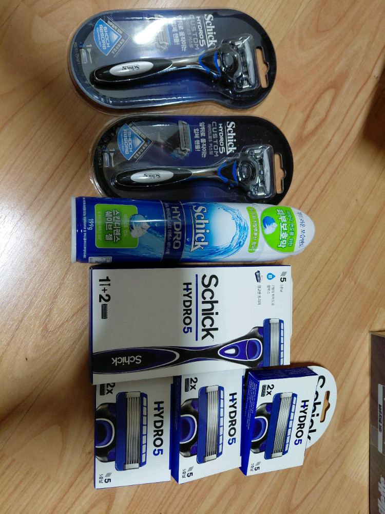 쉬크 면도기 3개와 면도날 10개--3