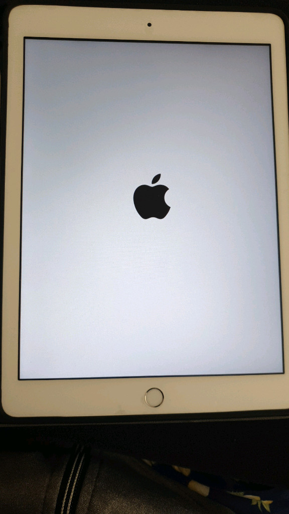 아이패드 6세대 128GB + 짭플펜슬 + 키보드 케이스 + 파우치 + 강화유리 필름 + 충전기--6