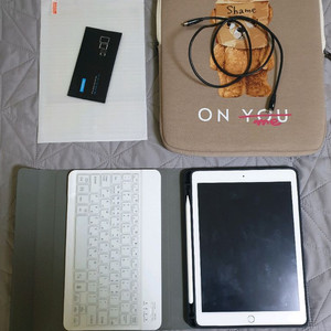 아이패드 6세대 128GB + 짭플펜슬 + 키보드 케이스 + 파우치 + 강화유리 필름 + 충전기