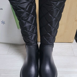 새것 입니다. 브레라 퀼팅 롱부츠 블랙 색상입니다 사이즈는 235mm입니다기능성 깔창으로 편안한 착화감을 제공합니다