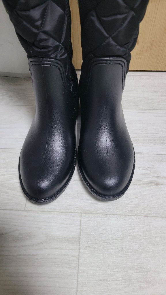 새것 입니다. 브레라 퀼팅 롱부츠 블랙 색상입니다 사이즈는 235mm입니다기능성 깔창으로 편안한 착화감을 제공합니다--1