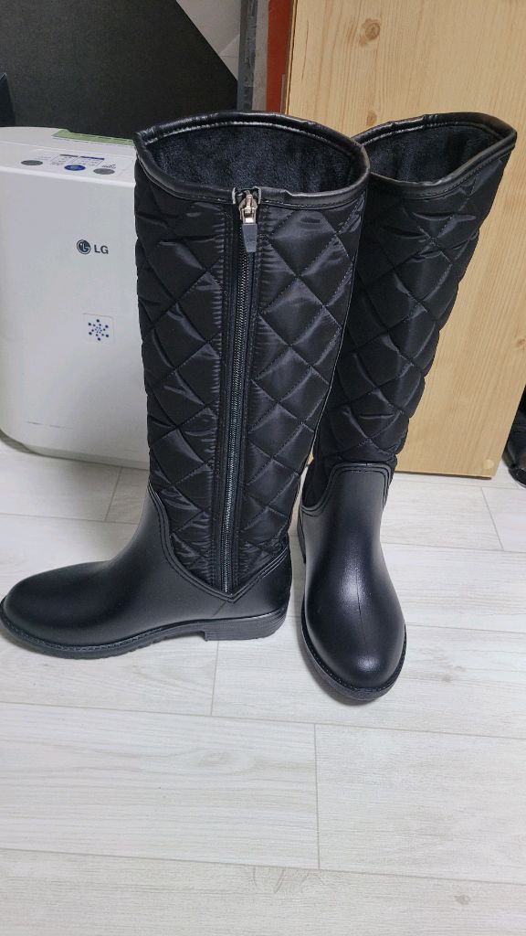새것 입니다. 브레라 퀼팅 롱부츠 블랙 색상입니다 사이즈는 235mm입니다기능성 깔창으로 편안한 착화감을 제공합니다--2