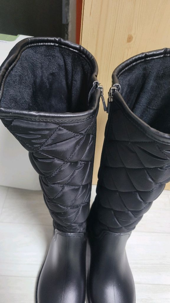 새것 입니다. 브레라 퀼팅 롱부츠 블랙 색상입니다 사이즈는 235mm입니다기능성 깔창으로 편안한 착화감을 제공합니다--3
