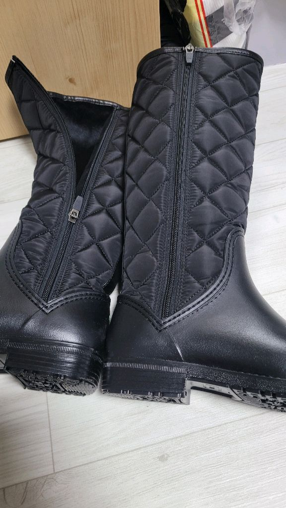 새것 입니다. 브레라 퀼팅 롱부츠 블랙 색상입니다 사이즈는 235mm입니다기능성 깔창으로 편안한 착화감을 제공합니다--5