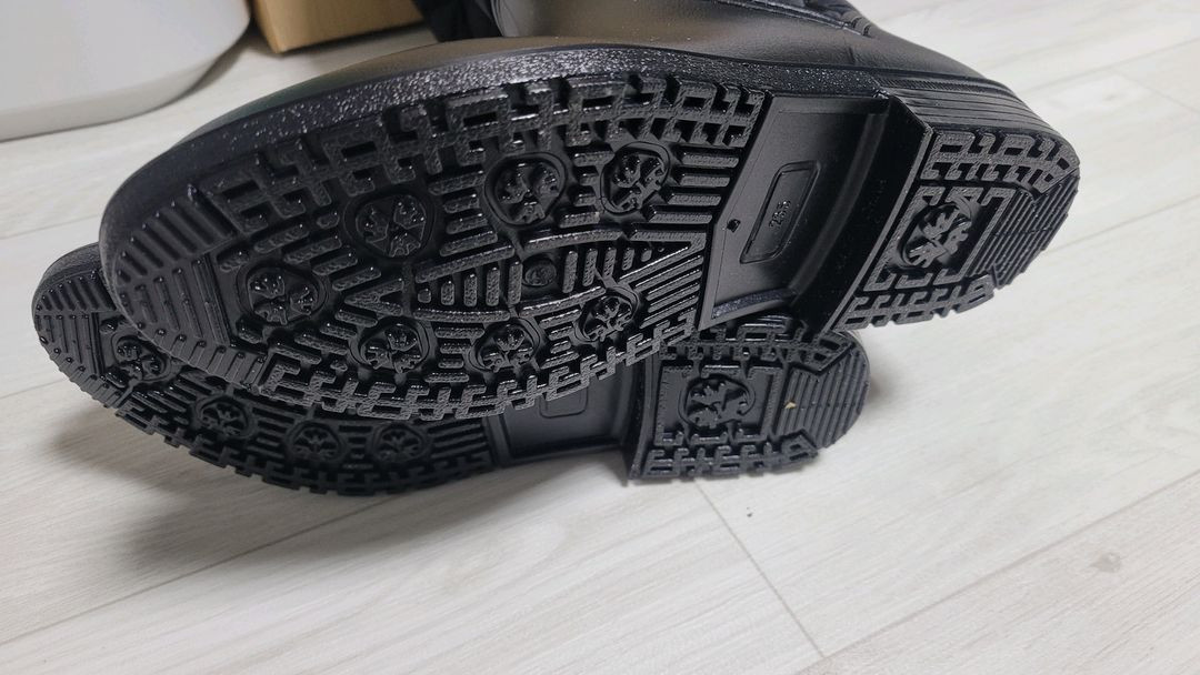 새것 입니다. 브레라 퀼팅 롱부츠 블랙 색상입니다 사이즈는 235mm입니다기능성 깔창으로 편안한 착화감을 제공합니다--6