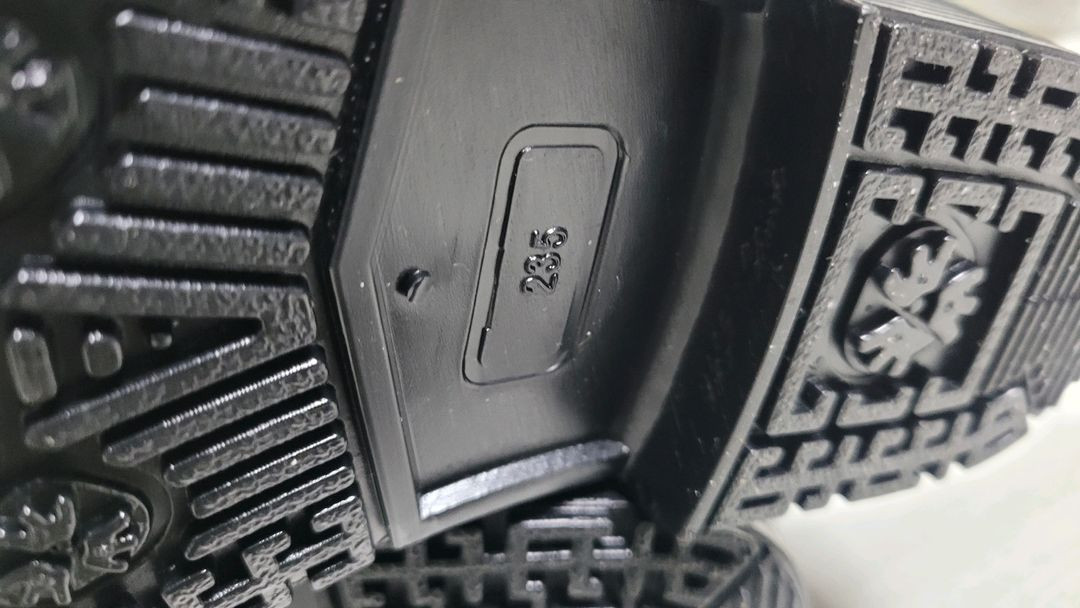 새것 입니다. 브레라 퀼팅 롱부츠 블랙 색상입니다 사이즈는 235mm입니다기능성 깔창으로 편안한 착화감을 제공합니다--9