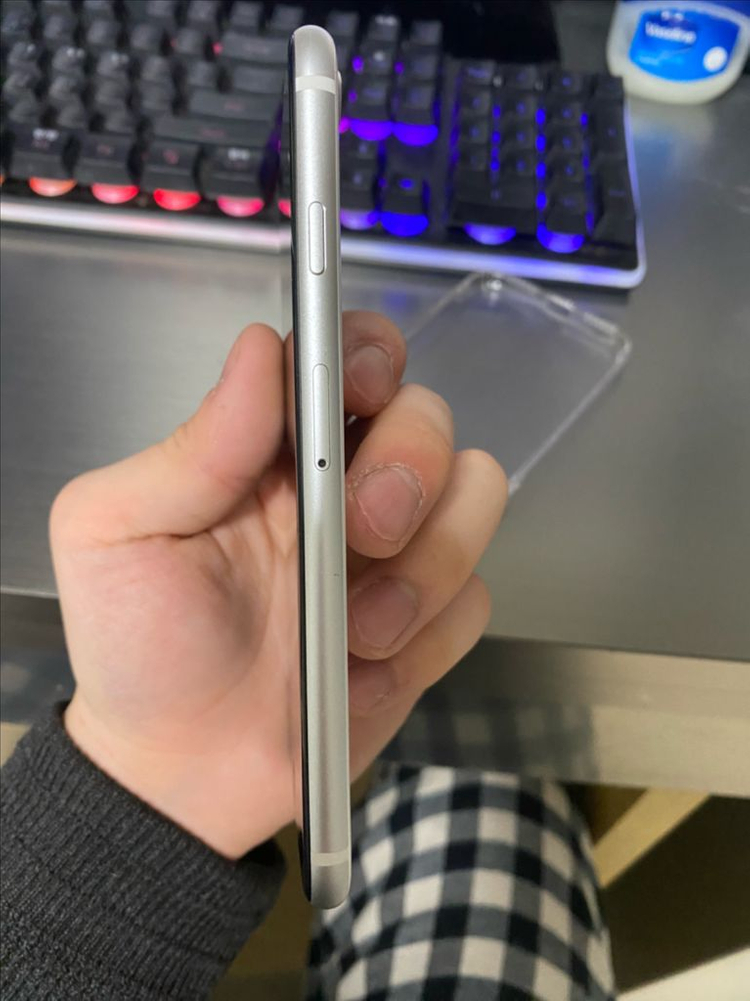 아이폰SE2 화이트 S급 + 정품 유선 이어폰 세트 이미지