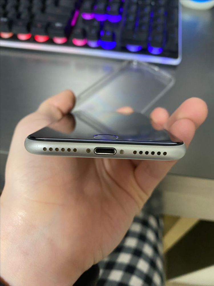 아이폰SE2 화이트 S급 + 정품 유선 이어폰 세트 이미지