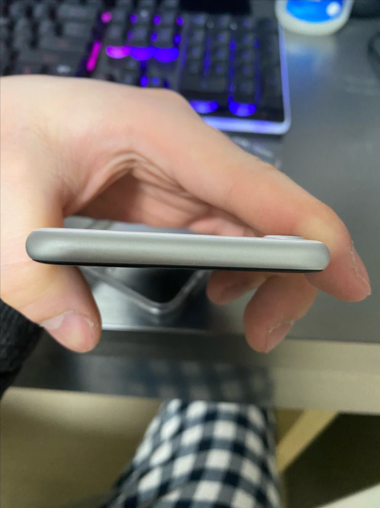 아이폰SE2 화이트 S급 + 정품 유선 이어폰 세트 이미지