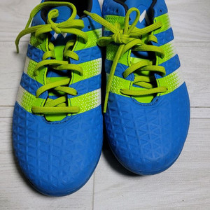 아디다스 니트로차지 16.3 축구화입니다- 사이즈는 235mm입니다- 파란색과 흰색, 형광색 포인트 컬러 조합입니다