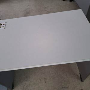 전기 꼽을 수 있는 책상