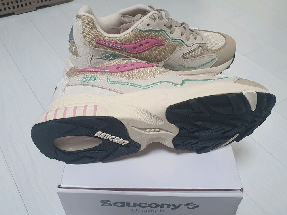 (새상품)써코니 3D 그리드 허리케인 크림 핑크 265m 운동화,트레일 러닝화--2