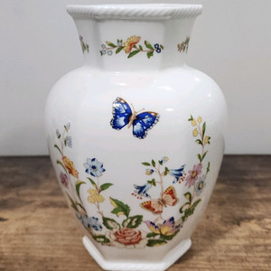 영국 앤슬리 코티지가든 각진 화병.