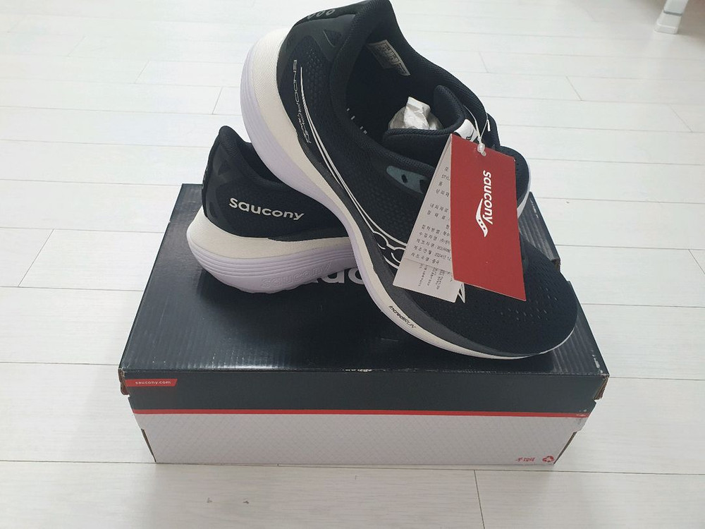 새상품)써코니 엔돌핀 트레이너 블랙/화이트 색상 265mm--3