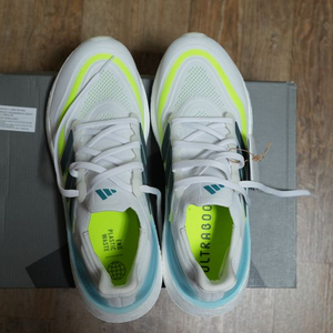 울트라부스트 라이트 285 새상품입니다 이미지