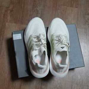 울트라부스트 라이트 285 새상품 이미지