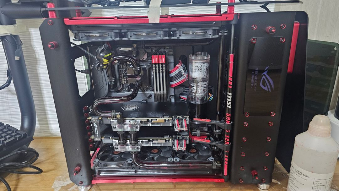 수냉 예술작품 PC 본체+커세어K70키보드+레이싱핸들 로지텍 G27풀셋--3