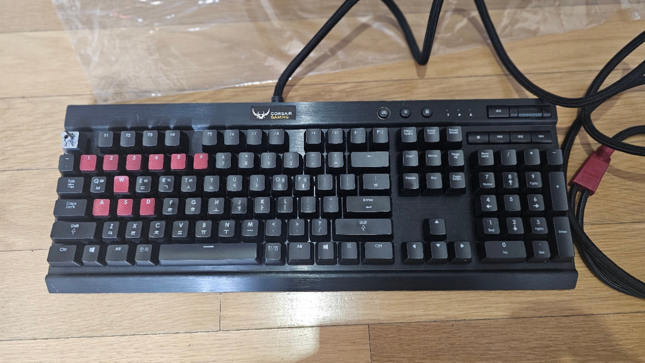 수냉 예술작품 PC 본체+커세어K70키보드+레이싱핸들 로지텍 G27풀셋--8