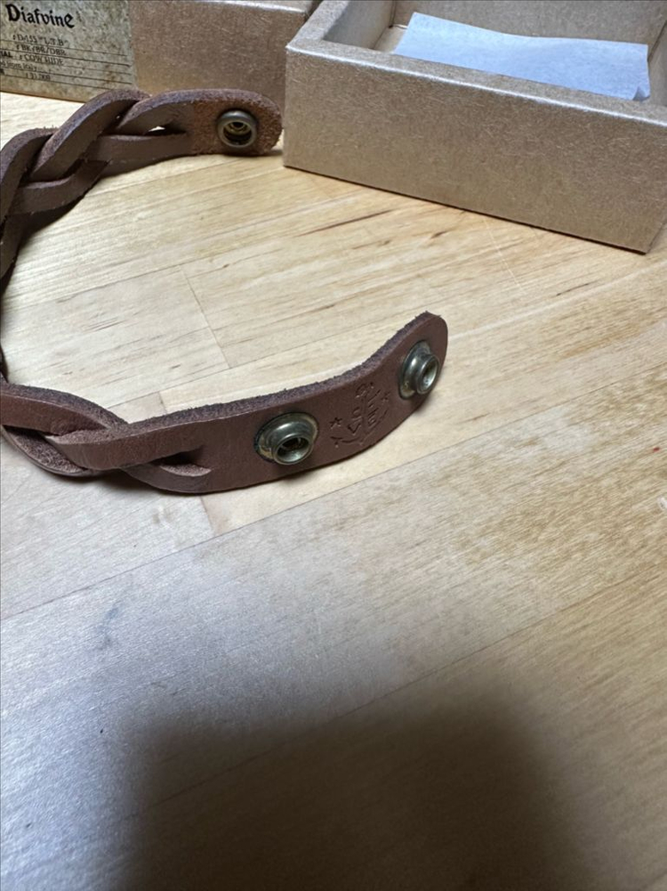 디아프바인 가죽 팔찌 이미지