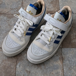 (275)아디다스 포럼 84 로우 화이트 앤 블루 스니커즈 운동화