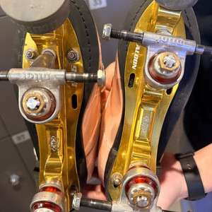 롤러스케이트 팔콘 플레이트 골드색 5.75 팝니다