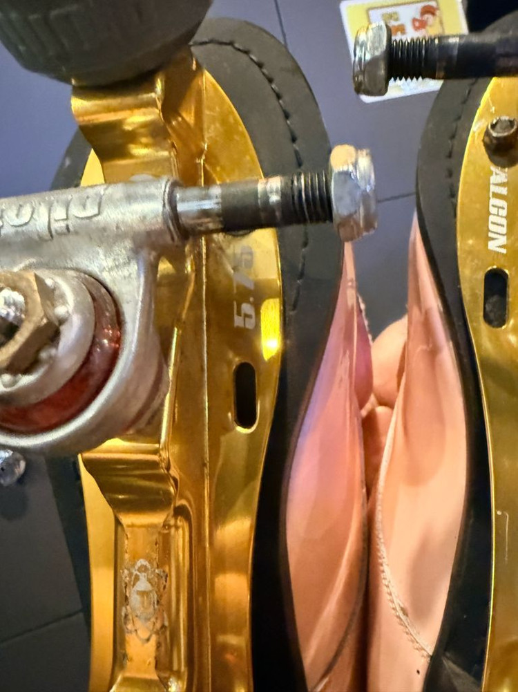 롤러스케이트 팔콘 플레이트 골드색 5.75 팝니다--2