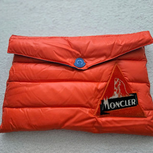 MONCLER 몽클레어 BUSTA PIUMINO 구스다운 패딩 클러치 (aa13290)