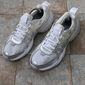 (235)나이키 v2k 런 메탈릭 실버 스니커즈 운동화