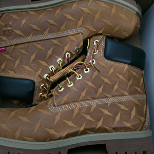 슈프림 x 팀버랜드 6인치 다이아몬드 플레이트 부츠팝니다(미사용)