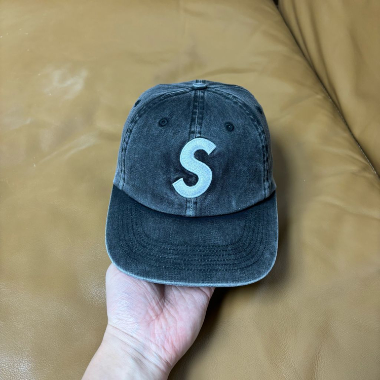 슈프림 S로고 6패널 볼캡 모자 22fw 피그먼트 블랙--1