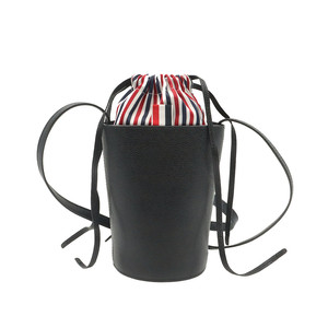 톰브라운 블랙 그레인 레더 스트라이프 페블 드로스트링 미니 버킷 크로스백 / FAP384A