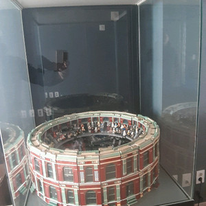 마이뮤지엄 스태츄 장식장 판매합니다 이미지