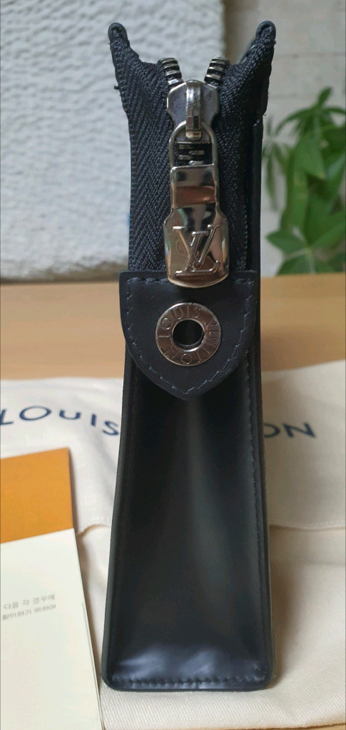 루이비통 포쉐트 보야주MM 클러치백 정품S급(감정O)프라다디올고야드샤넬셀린느보테가생로랑버버리발렌시아가파우치가방--6