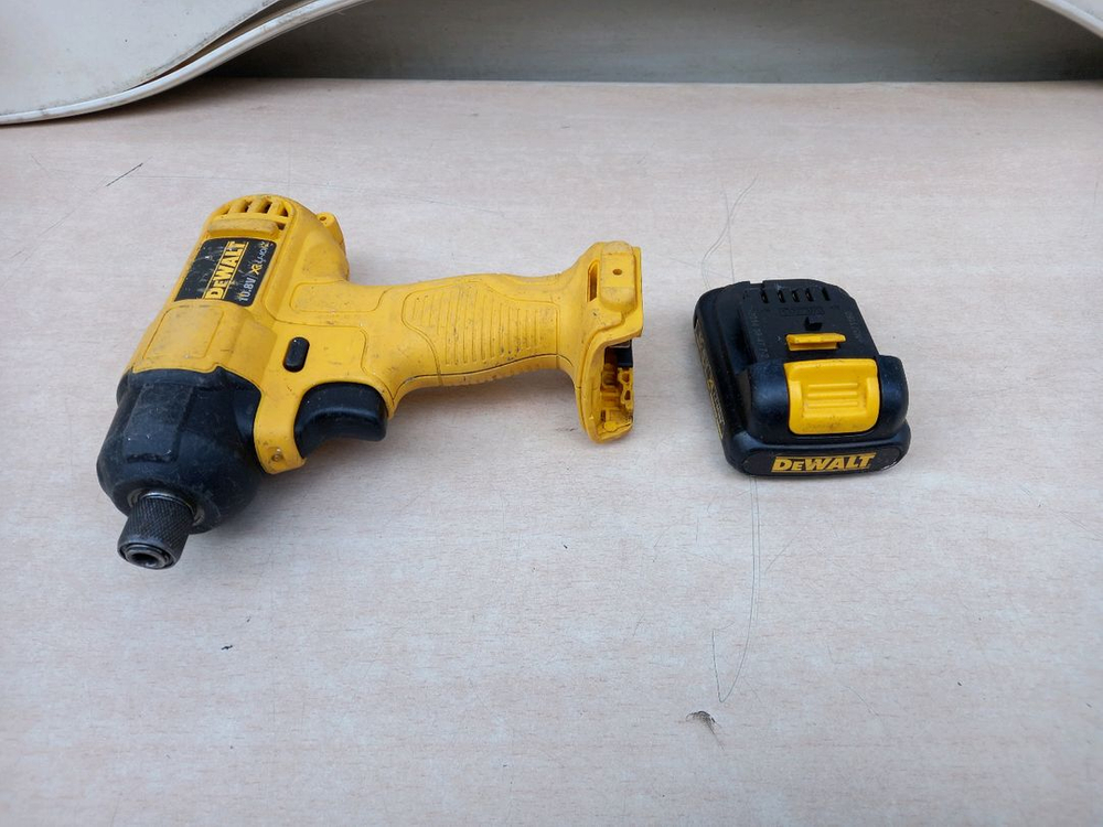 디월트 10.8V 구형 충전 임팩--2