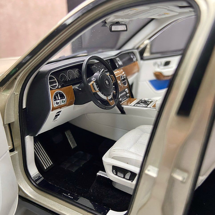 켕파이 1:18 롤스로이스 컬리넌 블랙배지 다이캐스트 이미지