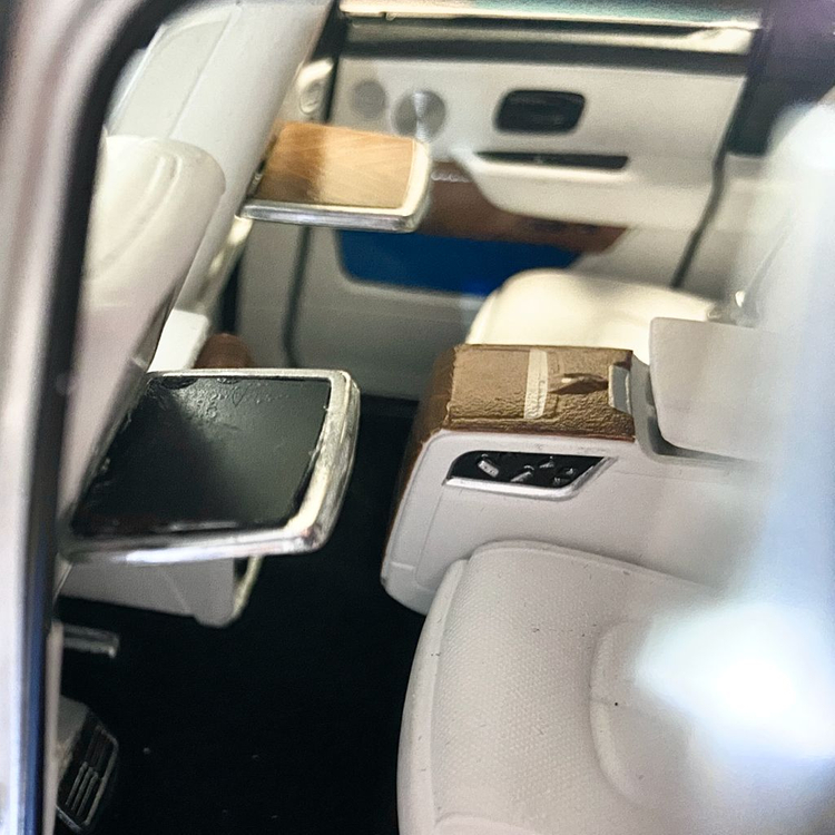 켕파이 1:18 롤스로이스 컬리넌 블랙배지 다이캐스트 이미지