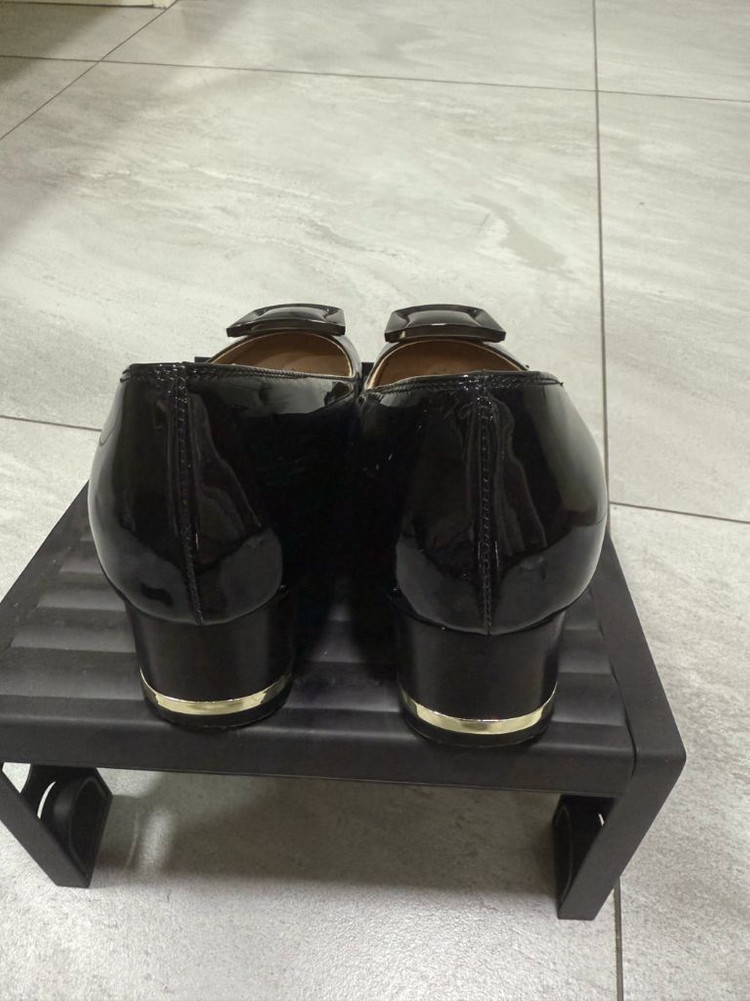 탠디 여성 펌프스 애나멜 블랙 구두 240사이즈--1