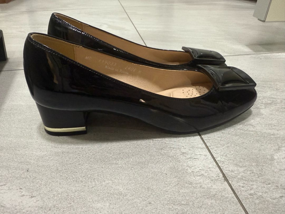 탠디 여성 펌프스 애나멜 블랙 구두 240사이즈--2