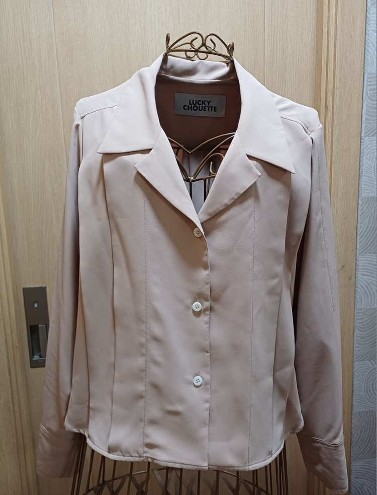 럭키슈에뜨 핀턱 디테일 블라우스 (베이지/36사이즈)--1