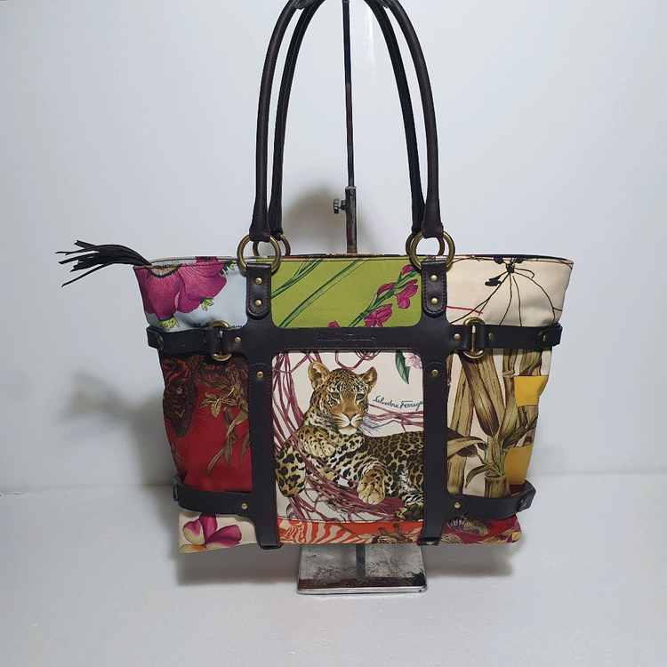 정품 ㅡ페라가모 ㅡ타이거.플라워백--1