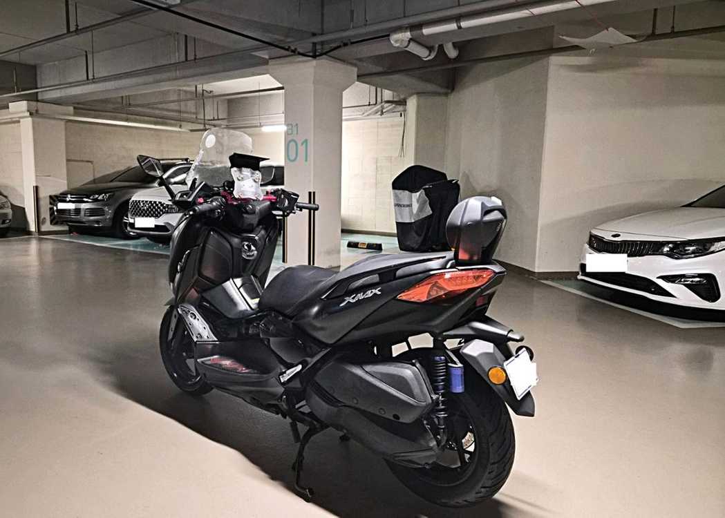 xmax300 18년식 아크라튜닝 외관깔끔 팝니다--5