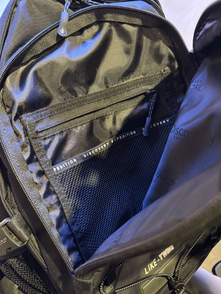 디스커버리 LIKE-TWINE 백팩 블랙--2