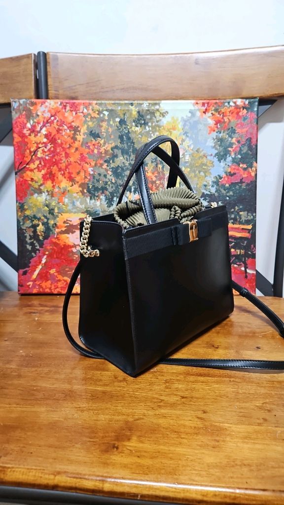 페라가모 정품ㅡ뉴바라 크로스백--1