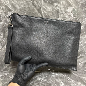 디올 A4 CD로고 레더 클러치