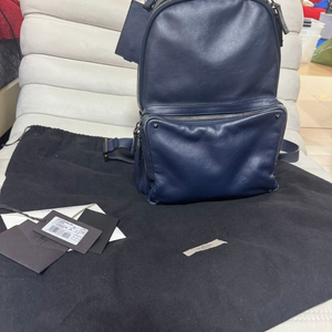 정품,롯데백_발렌티노(VALENTINO GARAVANI) 스터드 네이비 all 소가죽 백팩
