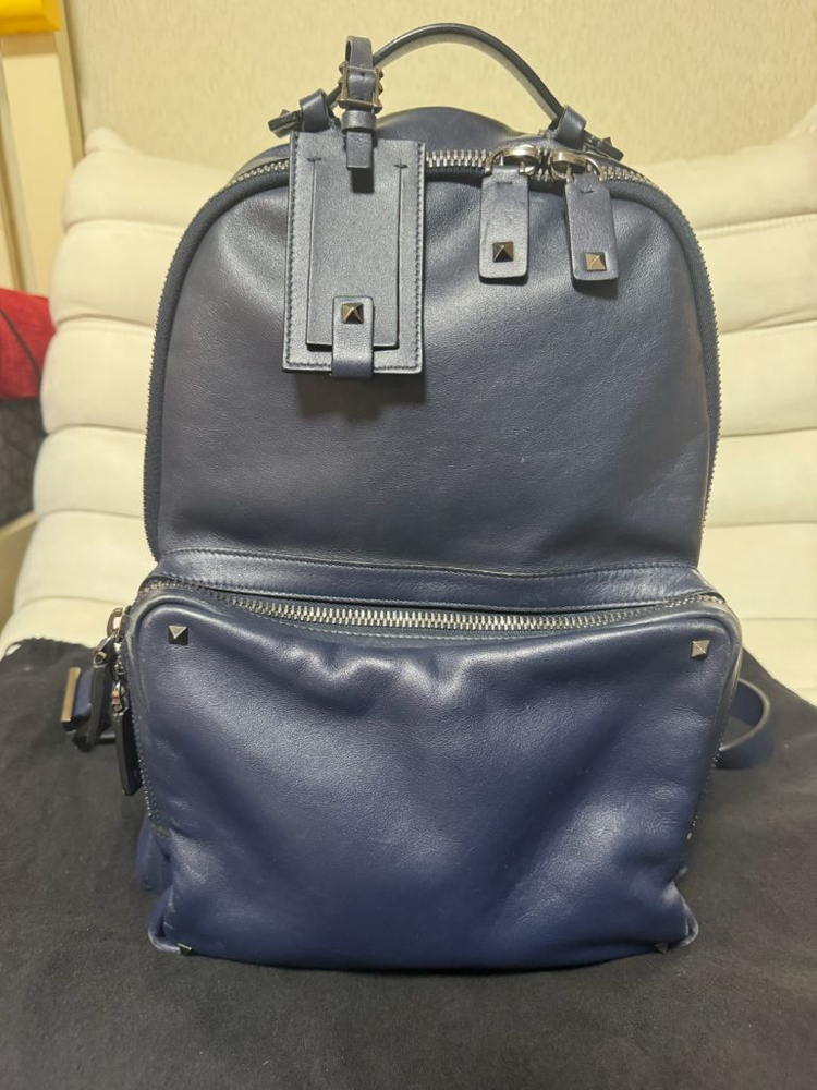 정품,롯데백_발렌티노(VALENTINO GARAVANI) 스터드 네이비 all 소가죽 백팩--1