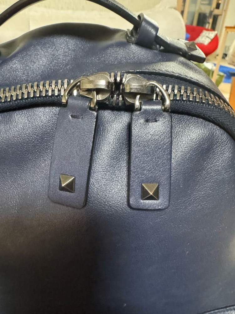 정품,롯데백_발렌티노(VALENTINO GARAVANI) 스터드 네이비 all 소가죽 백팩--2