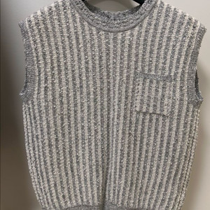 한섬 시스템 스트라이프 글리터 슬리브리스 니트 탑