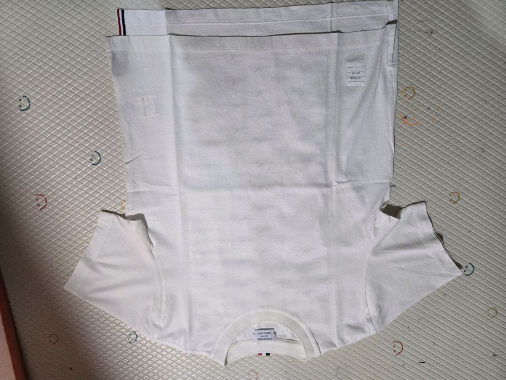 톰브라운 정품 화이트 반팔 티셔츠 42 사이즈--1