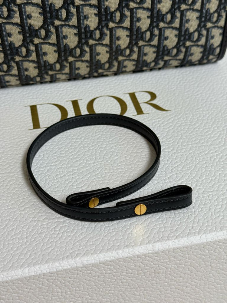 디올 몽테인 30 파우치 판매합니다.--5